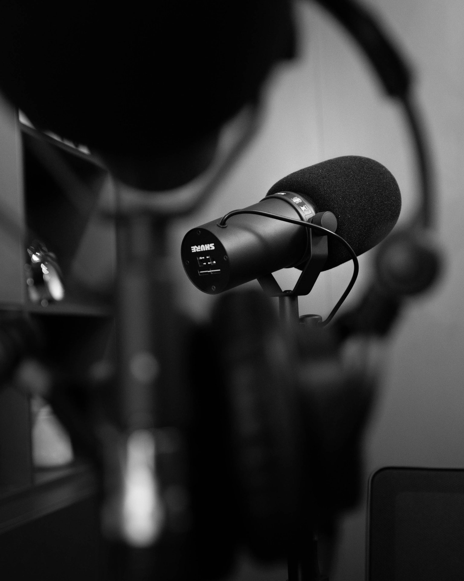Estúdio de podcast do Ideal HUB com microfones e tratamento acústico
