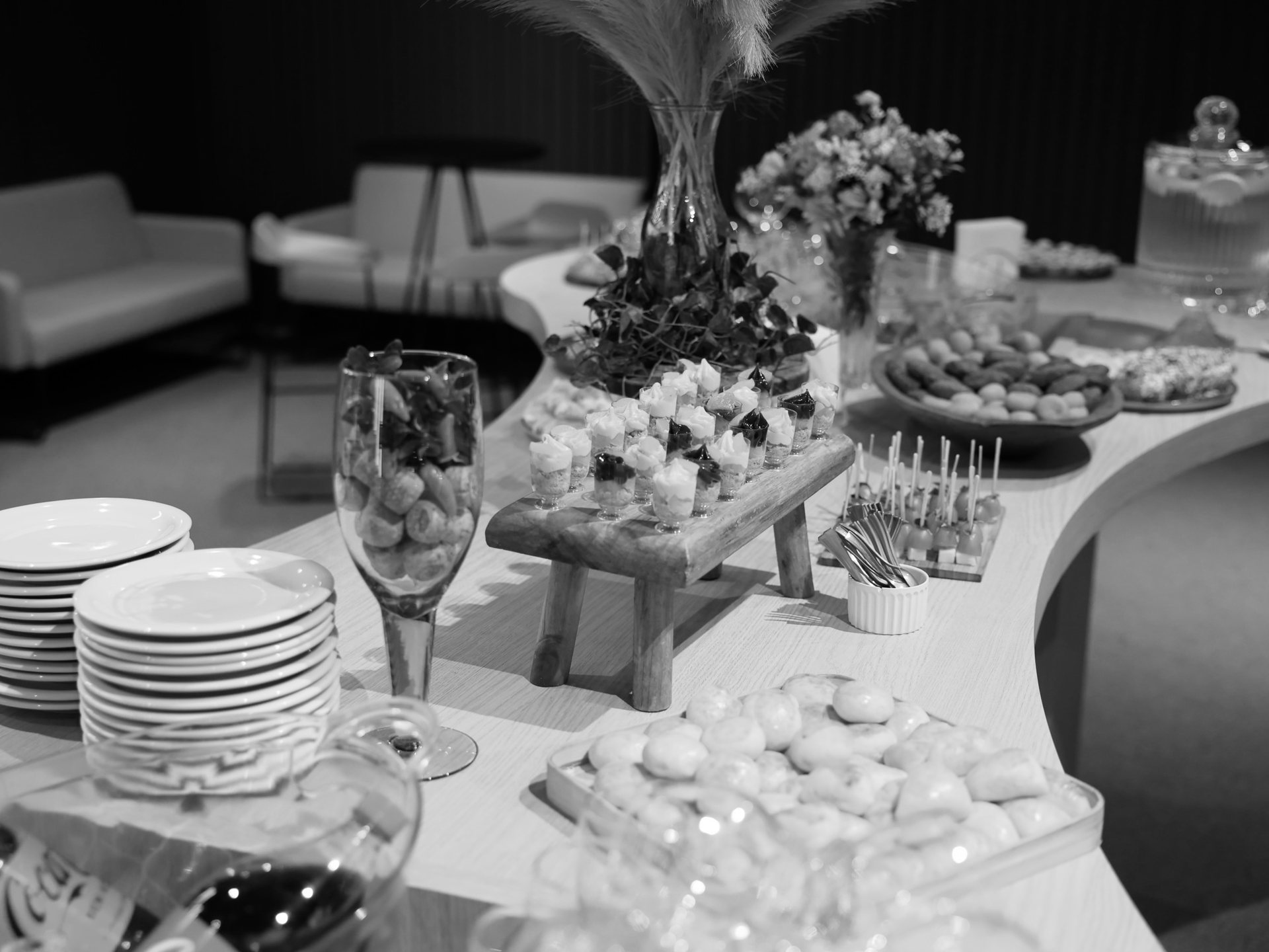 Recepção e área de network do Ideal HUB durante um coffee break
