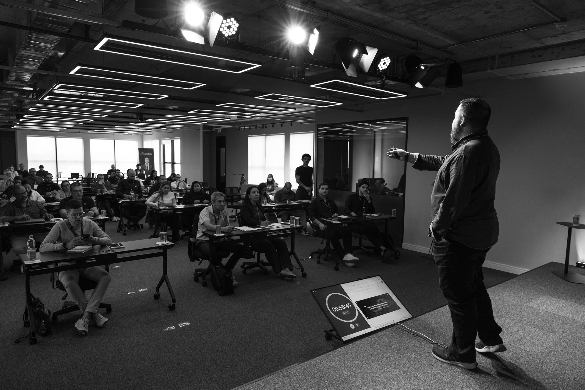 Auditório do Ideal HUB com painel de LED e plateia em formato auditório